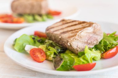 Tuna biftek salatası ile