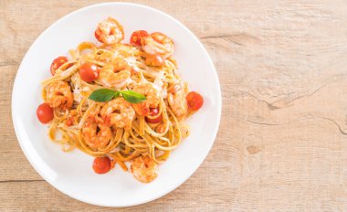 Spagetti karides, domates, fesleğen ve peynir ile 