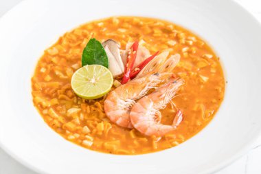 Karides çorbası baharatlı erişte
