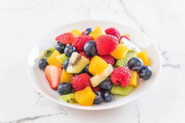 karışık taze meyve (çilek, ahududu, yaban mersini, kivi, mang
