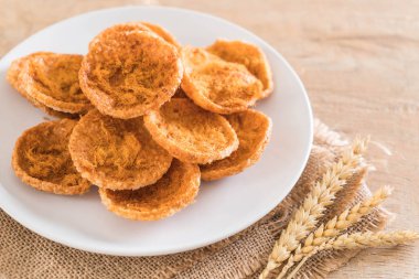 kurutulmuş rendelenmiş domuz etinin pirinç kraker