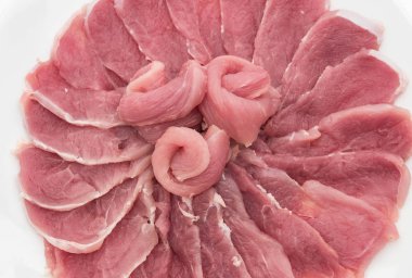 beyaz üzerine taze dilimlenmiş domuz