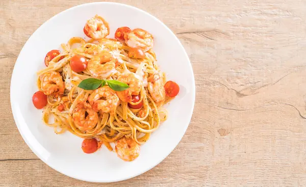 Spagetti karides, domates, fesleğen ve peynir ile 