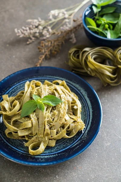 ıspanak fettuccine plaka üzerinde