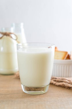 Bir bardak taze süt.