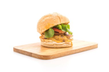 Ev yapımı taze lezzetli hamburger üzerinde beyaz backg izole Close-Up