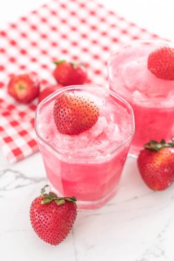 taze çilek smoothie 