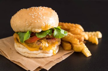 Ev yapımı taze lezzetli burger Close-Up 