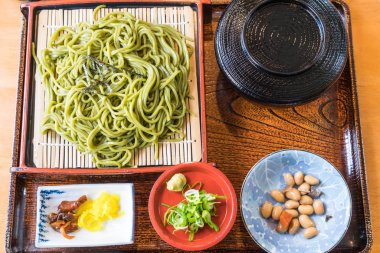 Tabak içinde Japon Cha Soba (yeşil çay Soba) 