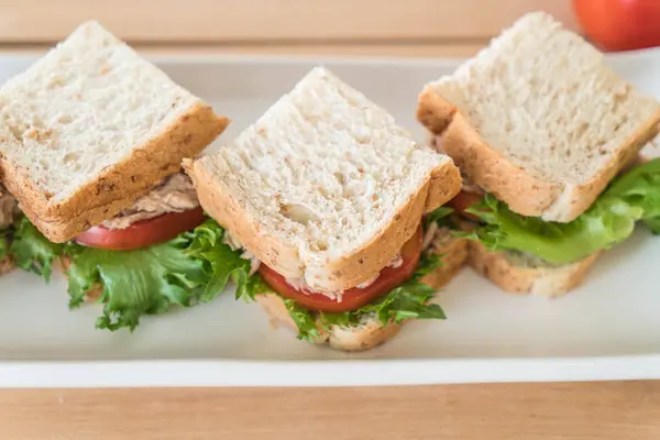 Сэндвич с тунцом на тарелке — стоковое фото
