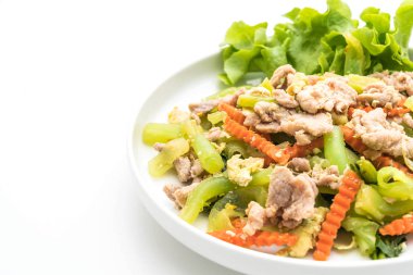 Tavada kızartılmış Shanghai Noodle domuz eti ile
