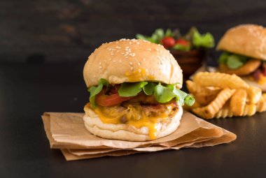 Ev yapımı taze lezzetli burger Close-Up 