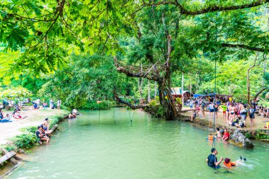 Vangvieng, Laos 13 Mayıs 2017: Turist Blue Lagoon tadını çıkarın