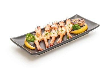 Sarımsaklı ve limonlu kızarmış karides.