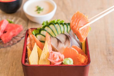 Pirinç bento kutusunda Ham taze sashimi