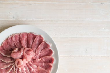 ahşap üzerine taze dilimlenmiş domuz