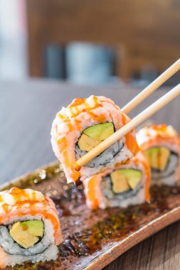 Izgara somon suşi roll