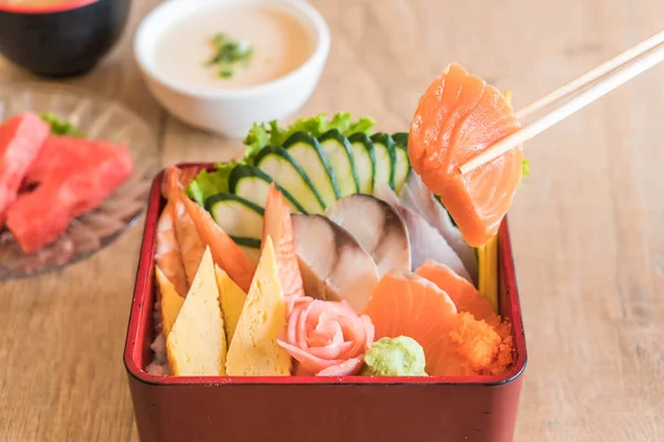 原料新鲜的生鱼片与米的便当盒 — 图库照片