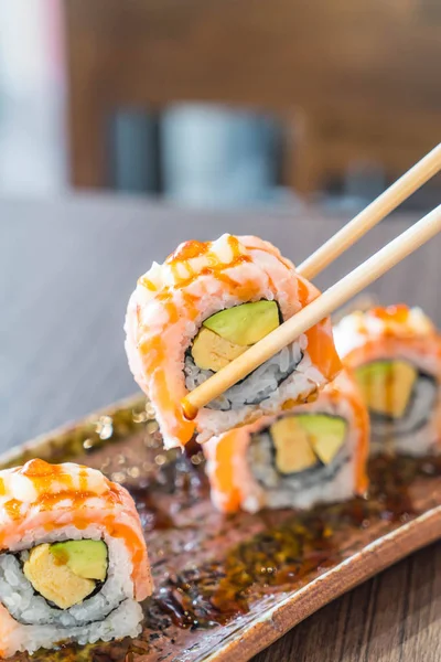 Izgara somon suşi roll