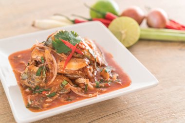 Baharatlı uskumru salatası