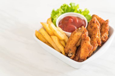 Kızarmış tavuk kanadı.