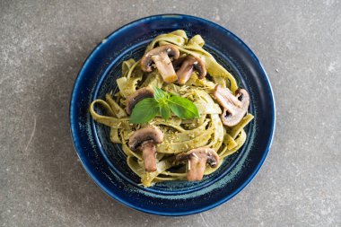 Mantarlı ıspanak fettuccine