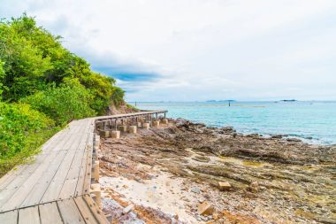 Güzel tropikal beach Koh Larne Patta içinde adlı ile tahta köprü