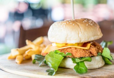 Peynirli hamburger ile kızarmış tavuk