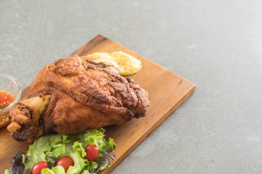 Gevrek domuz knuckle veya Alman domuz Hocks