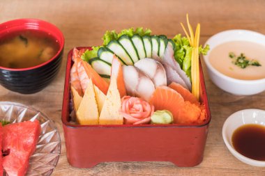 Pirinç bento kutusunda Ham taze sashimi