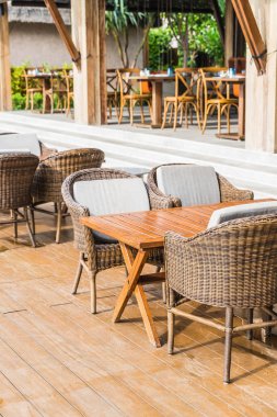Boş sandalye ve masa açık veranda