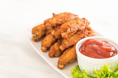 Kızarmış tavuk kanadı.