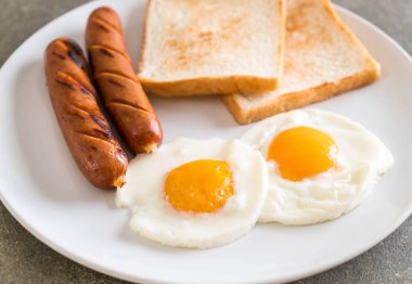 sosis ve ekmek ile kızarmış yumurta