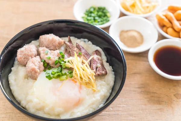 domuz eti ve yumurta ile pirinç lapası