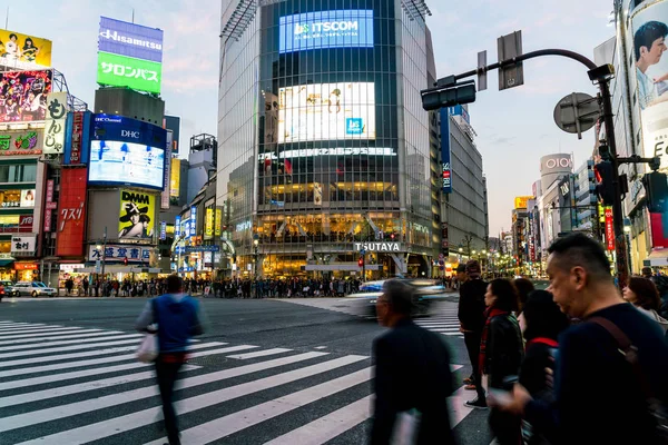 Tokio, Japón, 17 de noviembre de 2016: Shibuya Crossing Of City street con — Foto de Stock