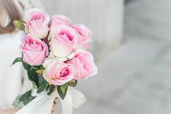 Mains tenant un bouquet de fleurs — Photo