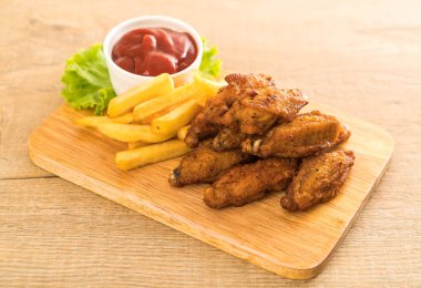 Kızarmış tavuk kanadı.