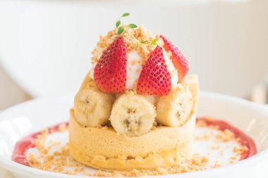 sıcak kek krem, çilek, muz ve tanımlama bilgisi ile harap 