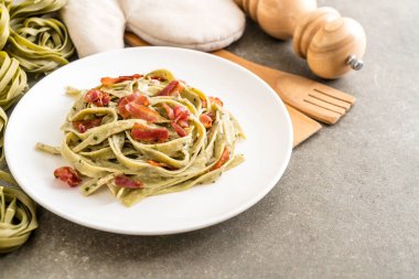 ıspanak fettuccini makarna pastırma ile