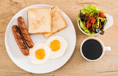 sosis ve ekmek ile kızarmış yumurta