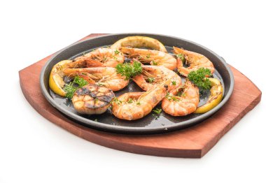 Sarımsaklı ve limonlu kızarmış karides.