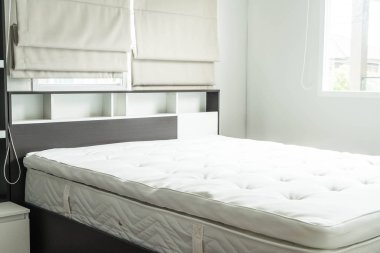 ahşap raf dekorasyon ile yatak