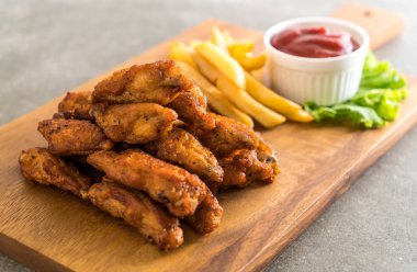 Kızarmış tavuk kanadı.