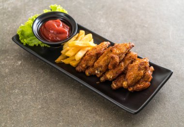 Kızarmış tavuk kanadı.