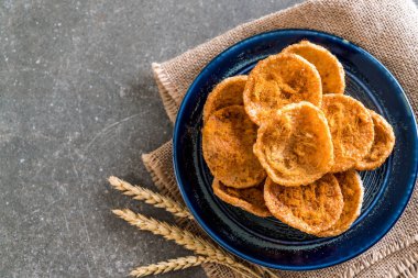 kurutulmuş rendelenmiş domuz etinin pirinç kraker