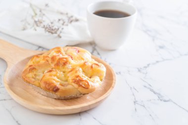 Yengeç sopa ekmek ile