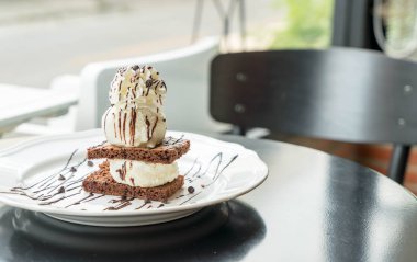 vanilyalı dondurma ile çikolatalı kek