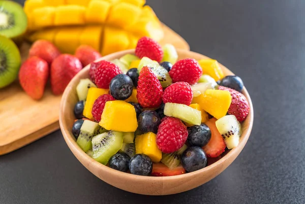 Blandad färsk frukt (jordgubbar, hallon, blåbär, kiwi, mang — Stockfoto