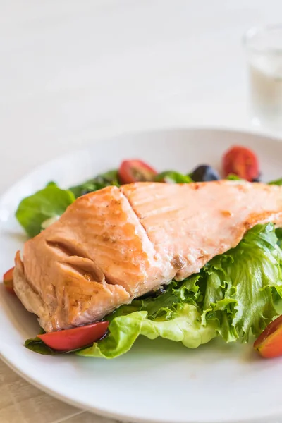 Bife de salmão grelhado — Fotografia de Stock