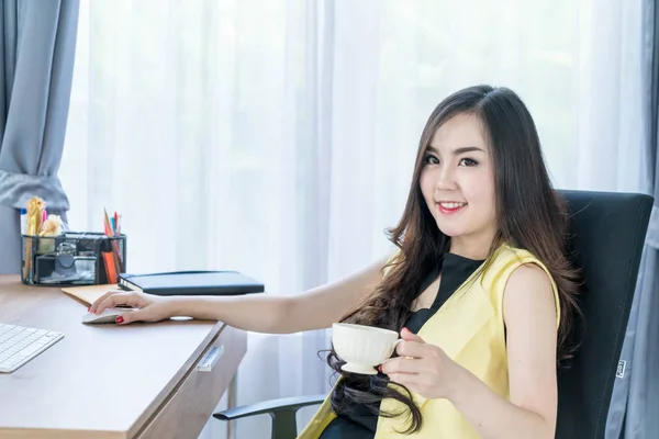 아시아 비즈니스 여자 커피 컵과 행복 — 스톡 사진